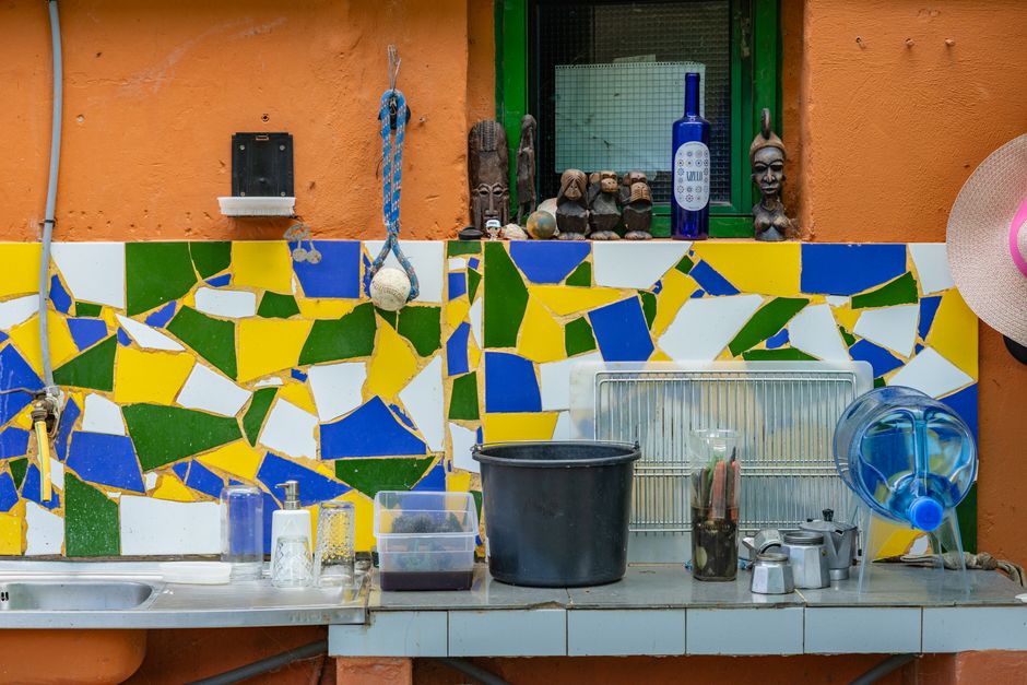 Vibrant outdoor setup features mosaic tiles and eclectic decorations in Las Palmas.